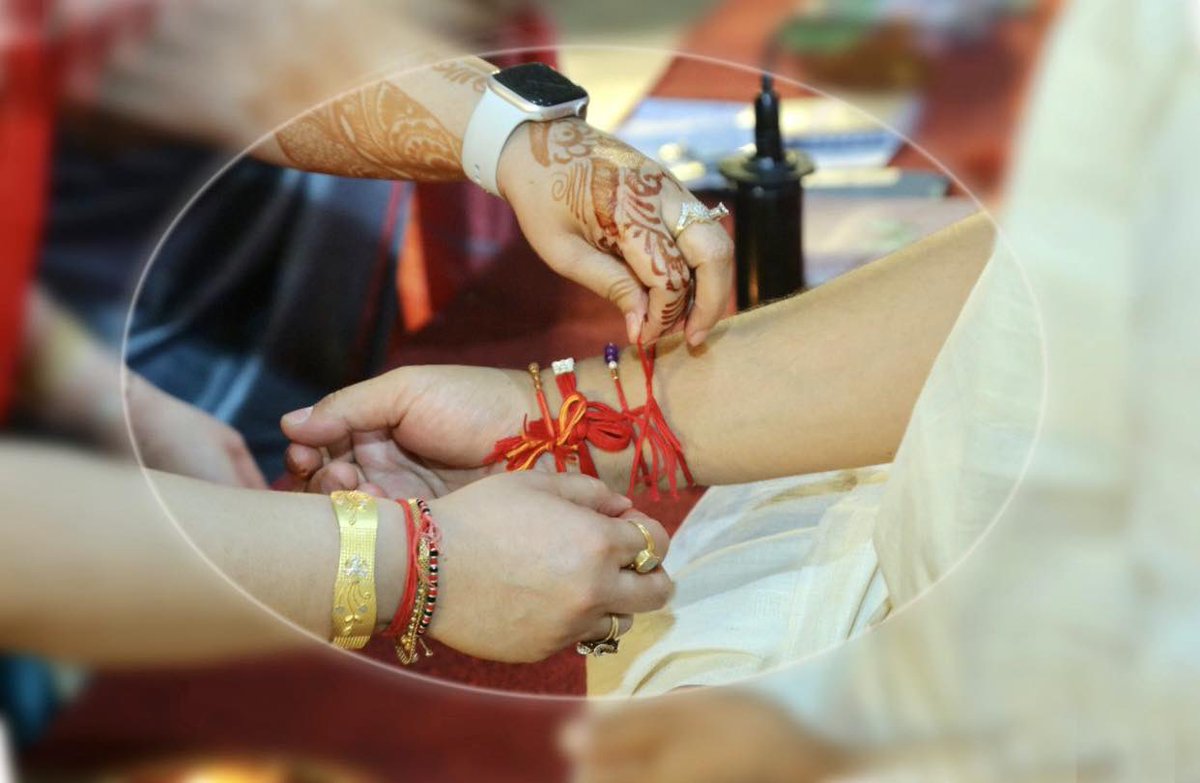 येन बद्धो बली राजा दानवेन्द्रो महाबलः।
तेन त्वाम् अभिबध्नामि रक्षे मा चल मा चल॥ 
#रक्षाबंधन के पावन पर्व पर बहनें अपने भाइयों की कलाई पर राखी बांधते हुए उनकी लंबी उम्र की प्रार्थना करती हैं, बहन छोटी हो या बड़ी, भाई राखी बंधवाने के बाद उनकी रक्षा का वचन देता है।रक्षाबंधन पर्व भाई