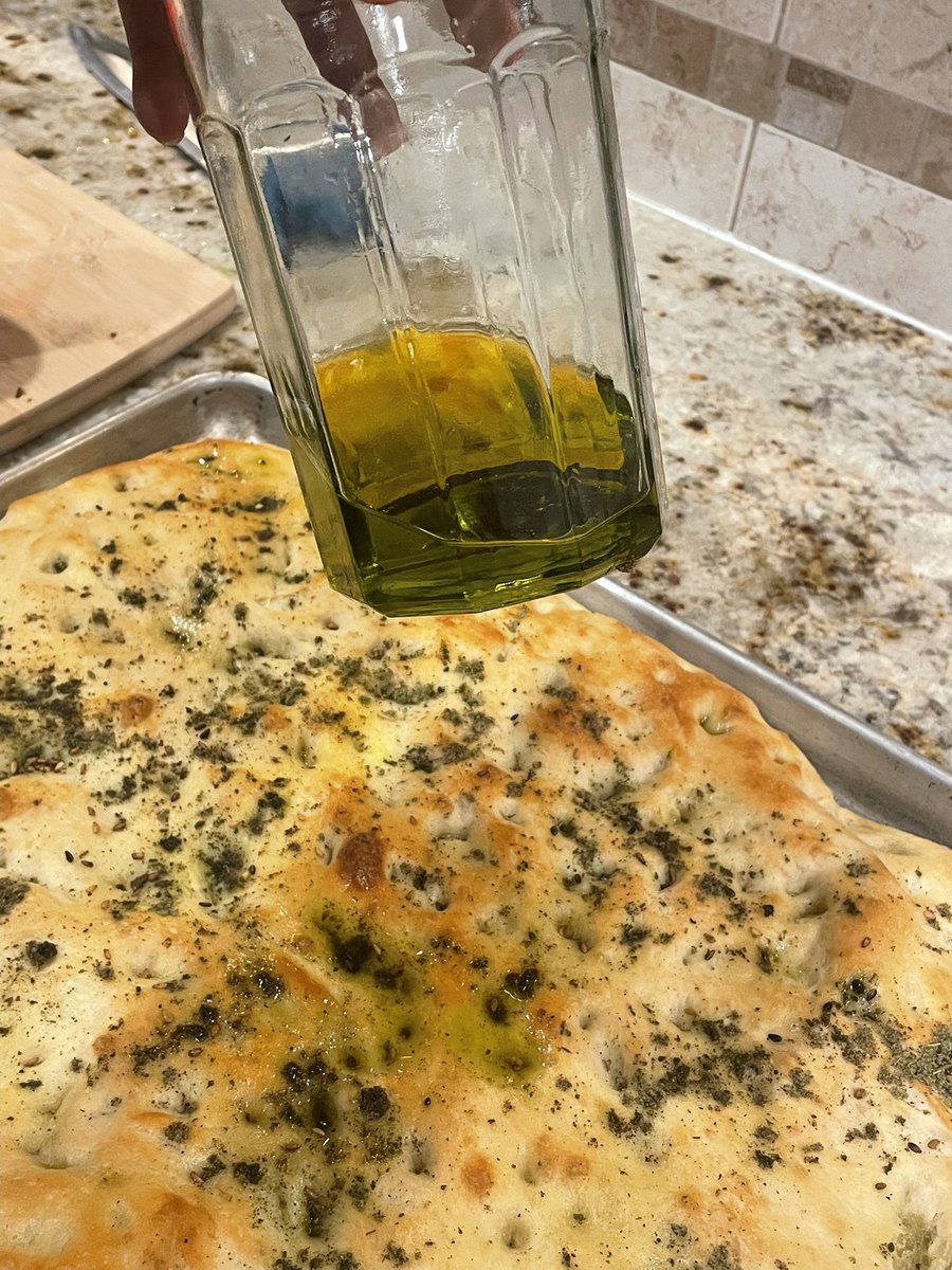 Zaatar foccacia with olive oil straight from back home 🍉