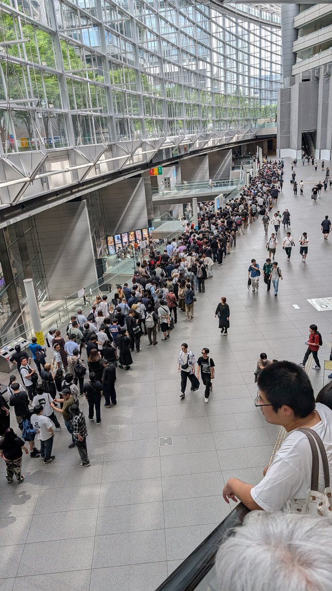 カスがスタッフに聞いたら3000人並んでるって😨