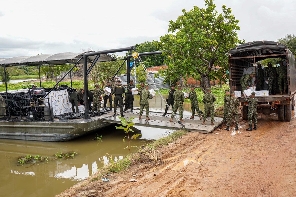 Ejército Nacional de Colombia (@col_ejercito) on Twitter photo #EsNoticia | En Puerto Carreño, #Vichada, soldados de la #Brigada28 de <a href="/Ejercito_Div8/">Octava División del Ejército Nacional</a> y <a href="/Ejercito_CAAID/">Comando de Acción Integral del Ejército Nacional</a>, en trabajo conjunto con <a href="/FNO_ArmadaCol/">Fuerza Naval de la Orinoquía</a> y <a href="/PoliciaVichada/">Departamento de Policía Vichada</a>, realizaron el descargue de ayudas humanitarias para los damnificados por la temporada de lluvias.
Una vez más, #EsNoticia | En Puerto Carreño, #Vichada, soldados de la #Brigada28 de <a href="/Ejercito_Div8/">Octava División del Ejército Nacional</a> y <a href="/Ejercito_CAAID/">Comando de Acción Integral del Ejército Nacional</a>, en trabajo conjunto con <a href="/FNO_ArmadaCol/">Fuerza Naval de la Orinoquía</a> y <a href="/PoliciaVichada/">Departamento de Policía Vichada</a>, realizaron el descargue de ayudas humanitarias para los damnificados por la temporada de lluvias.
Una vez más,