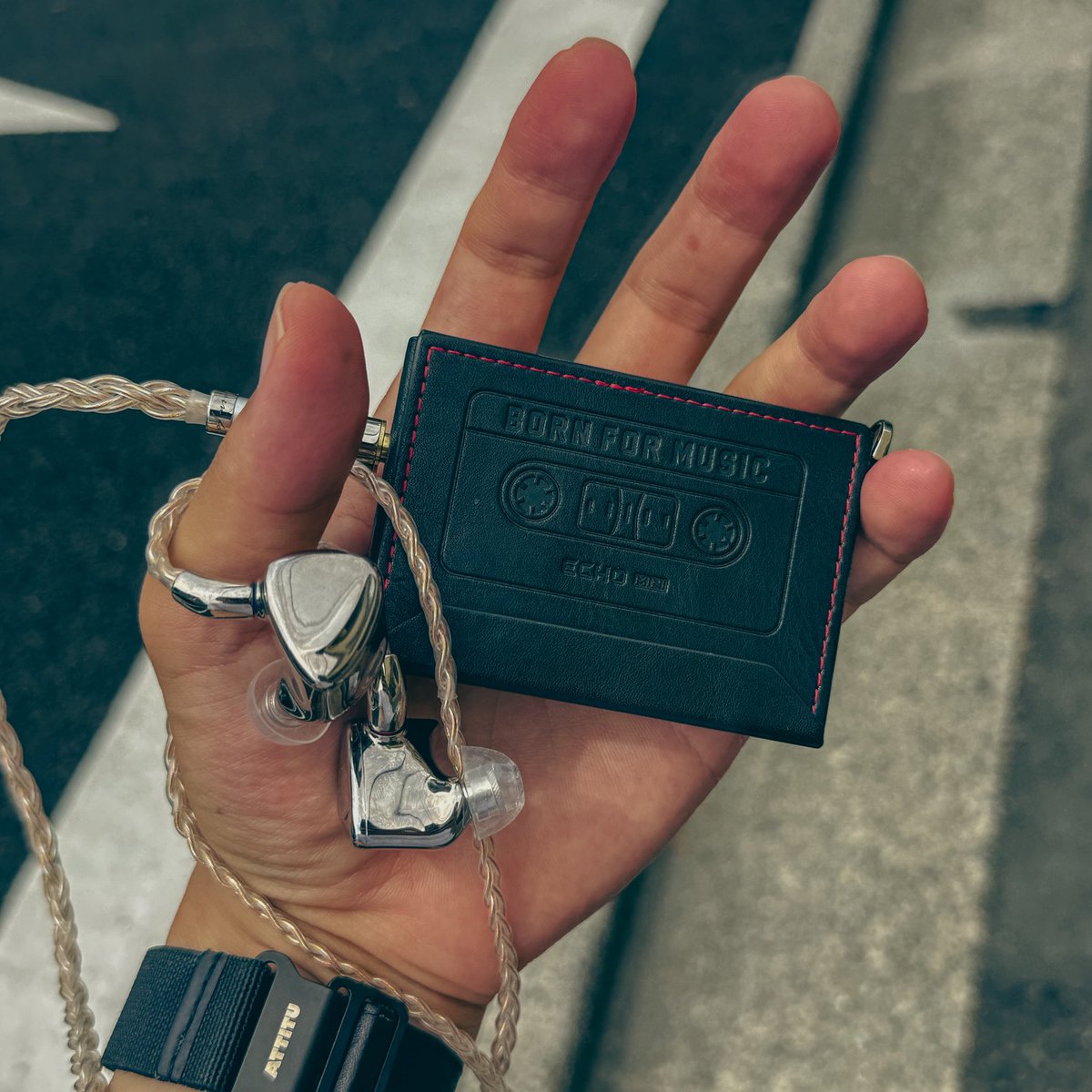 FIIO ECHO MINIはやはりポータブル性抜群です！とにかく軽い。ただESTだと高音部の解像度が物足りないかも。ノイズ感は全くないのはかなり良く、軽さも含めAndroid非搭載のDAPを思い出す