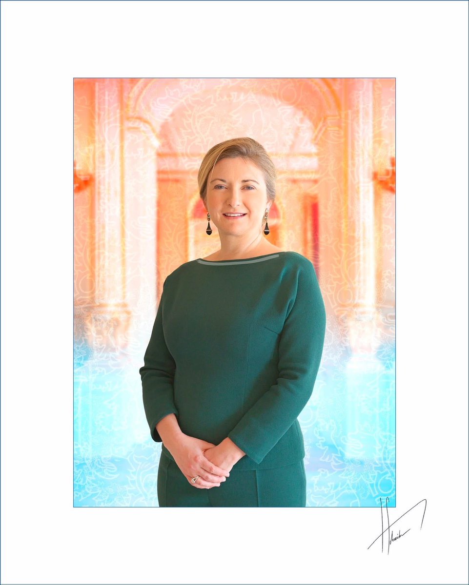 “I would like to thank TRH infinitely for posing and accompanying me in the creation through the choices of colors and compositions of these works of art. The portraits are the result of 4 wonderful audiences at Palais Grand-Ducal.”

📸 Jacques Schneider Art Gallery