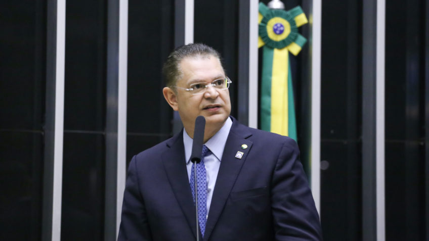 🚨URGENTE: Hugo Motta (REP-PB) acaba de solicitar o banimento do Deputado Federal Sóstenes Cavalcante (PL-RJ) da Câmara dos Deputados por um período de até 6 meses. A sigla política do presidiário Jair Bolsonaro (PL) vai perder o seu líder!🇧🇷👍😀😎😂