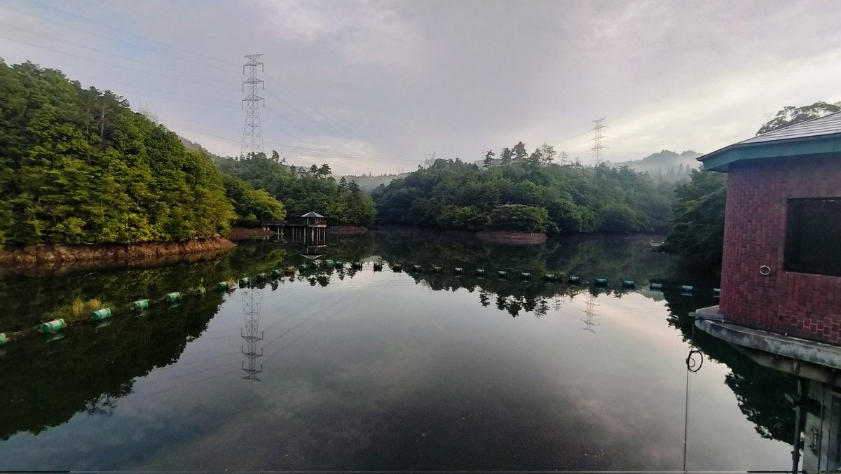ダムまで歩く。
遠かった…