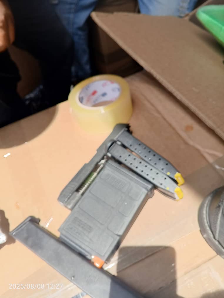 Lors de la vérification d'un colis au MEAD  MESDHASA ce 8 août 2025,  les Agents des douanes ont procédé à la saisie d'1 drone, 3 chargeurs pour pistolets de calibre 9mm, 1 chargeur pour fusils d’assaut de calibre 7,62 mm, 1 culasse pour pistolet de calibre 9mm de marque Taurus.