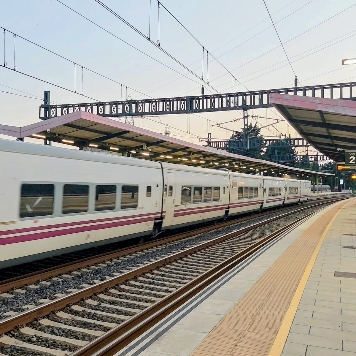 ¿Qué hace una EURO6000 de Captrain remolcando a la rama 6B16 de la serie Talgo VI en ancho estándar? Estas imágenes, tomadas por Lluís Miquel Tuells, corresponden al traslado de una de las ramas alquiladas a Renfe por la checa Leo Express. Toda la info en rail.pm/leotalgo