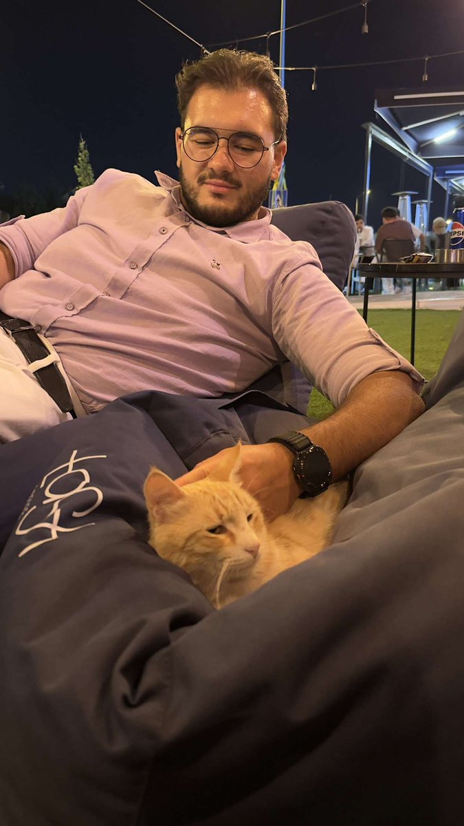 Juste envie de vous partager ce chat trop beau qui est venu à côté de moi quand j'étais posé au café