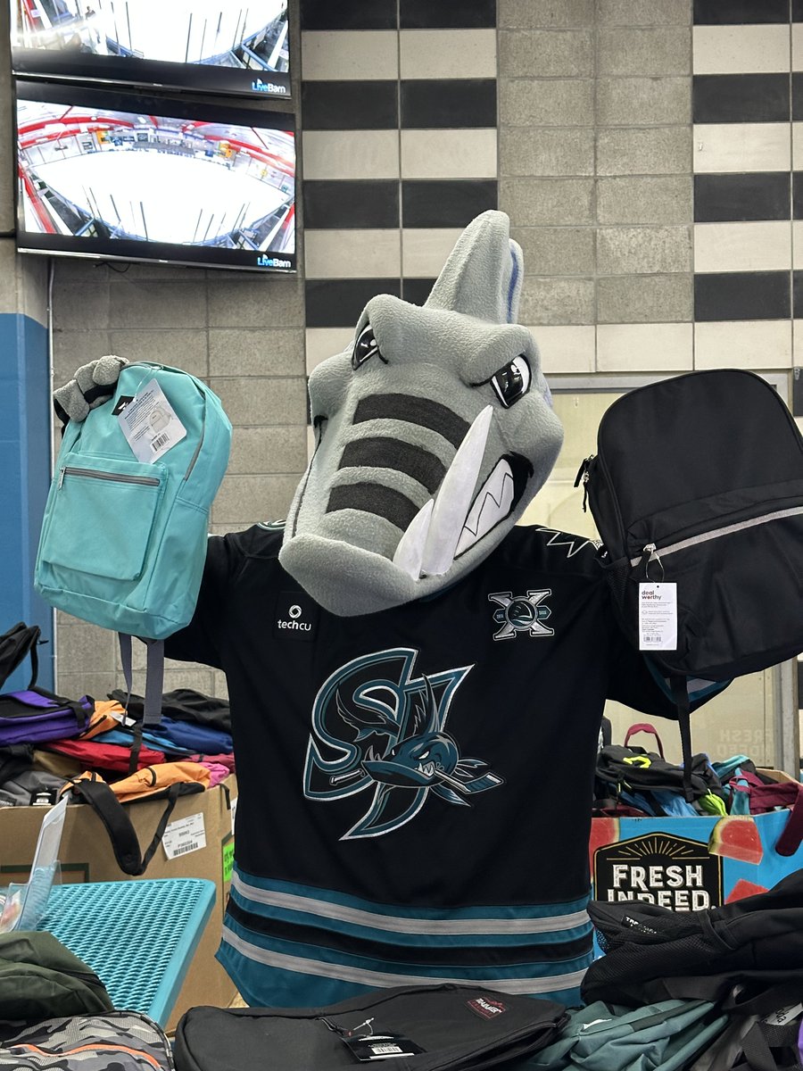 Gearing up for the upcoming school year in the coolest way! 🎒 <a href="/OICSharksIce/">Oakland Ice Center</a>  and @cityteam Oakland handed out free backpacks and school supplies earlier this week—supporting students and celebrating the Oakland community together. 🏒📚