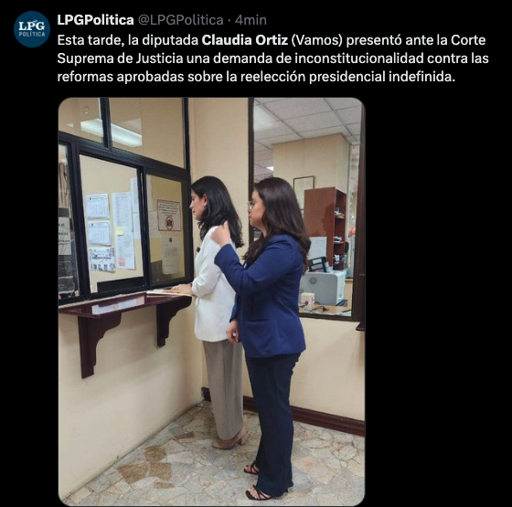 ClaudiaOrtizSV's tweet photo. Algunos, desde la comodidad o el conformismo, dirán que la Democracia ha muerto. Pero mientras exista Pueblo, existe oportunidad. Nuestra Constitución no solo reconoce, sino que ordena resistir cuando se quebranta el orden constitucional: ese es el derecho y el deber de Insurrección.
El fatalismo no ayuda; casi siempre viene de quienes causan los problemas y luego no ofrecen soluciones.
No me dejen sola. No dejen solo al partido VAMOS, que está del lado del Pueblo no en tiempos de abundancia —como lo estuvo el oficialismo—, sino ahora, cuando más se necesita. Gracias!