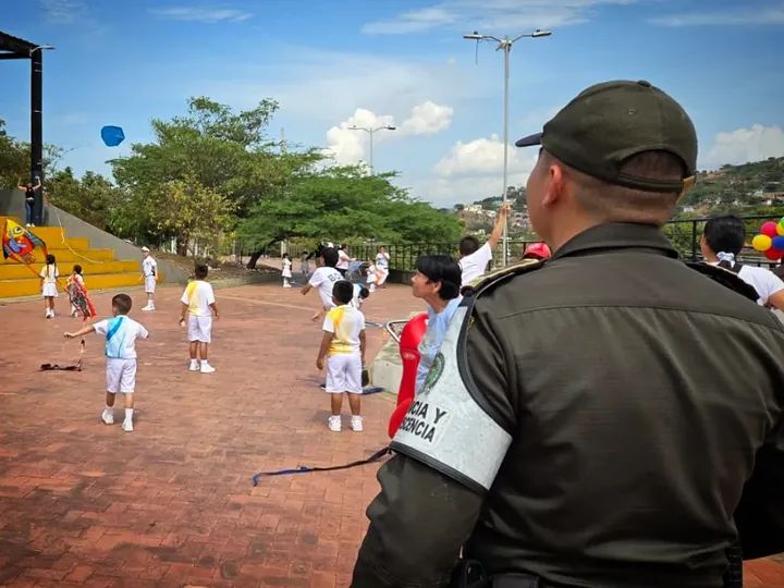 PoliciaCucuta's tweet photo. #JuntosPorLaNiñez | 👮🏻‍♂️El Grupo de Infancia y Adolescencia de la @PoliciaColombia, realizó en el parque de la vida, barrio El Contento, la jornada 'Elevamos Sueños, Construyamos Futuro'. 🪁

Un espacio de integración y prevención donde se promovió el respeto, la convivencia y la protección integral de la niñez como medida contra la violencia intrafamiliar. 👧🏻👦🏼✨ 

#SegurosCercanosYPresentes 🫂🇨🇴