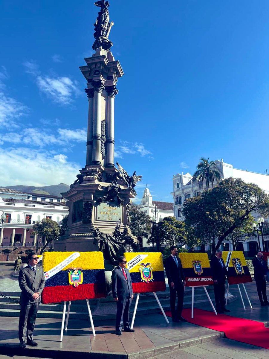 🇪🇨 Nuestro presidente @luiscabezasklaere fue parte de la Ceremonia de Colocación de #OfrendasFlorales por los 216 años del #PrimerGritoDeIndependencia. 

📍 El acto se desarrolló en la histórica Plaza de la Independencia, en #Quito, junto a representantes de las distintas