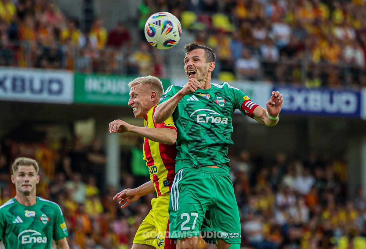 kuras_adam's tweet photo. Pierwsza porażka drużyny @Radomiak_Radom w sezonie 2025/2026 ⚽️🏟️ Zieloni musieli uznać wyższość na wyjeździe drużyny @Korona_Kielce , przegrywając 3️⃣:0️⃣ ⚽️ @_Ekstraklasa_ 

🟡🔵📸 fot. Adam Kurasiewicz | @PodGolebnikiem | @RadomCity | #GoAdamStudio | #PKOEkstraklasa https://t.co/KfyZLNkeQE