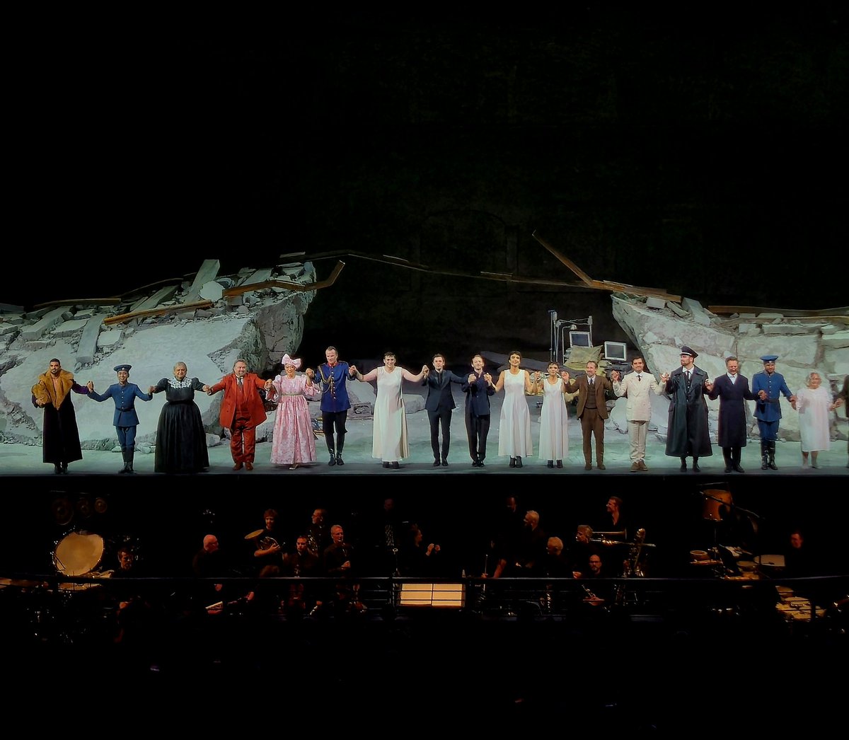 Opernjunkie's tweet photo. "Alles wird zu Erinnerung..."

Bei Evgeny Titov werden #Eötvös' #TriSestri vom inneren zum äußeren Trümmerfeld. Großartiger Cast (u.a. Dennis Orellana, Cameron Shahbazi, Aryeh Nussbaum Cohen, Kangmin Justin Kim) #KlangforumWien unter #MaximePascal! #Premiere #SalzburgerFestspiele https://t.co/mqOUzFLRDG