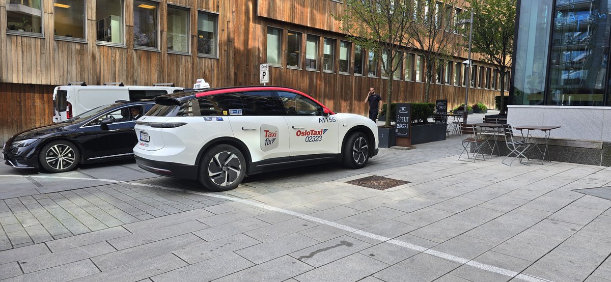 NetherlandsNio's tweet photo. Oslo Taxi is driving all white EL6 cars? Personaly my favorite ๐
#NIO #EV #NIOHouse #Oslo #EL6 $NIO https://t.co/cxuRl75MkV
