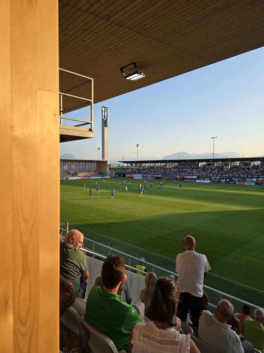 Heute ein Doppler, begonnen mit <a href="/AustriaLustenau/">SC Austria Lustenau</a> v FC Hertha Wels. Die Gastgeber gewinnen knapp mit 1-0. Das erste Pflichtspiel im umgebauten  Reichshofstadion lockte über 3000 Zuschauende an. Mir gefällt das viele Holz, der Stadionvorplatz und generell das Matcherlebnis.