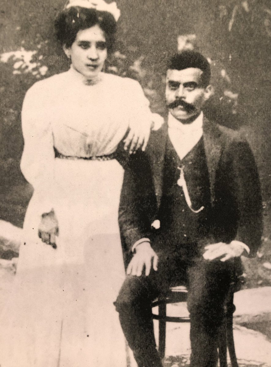 Cuauhtemoc_1521's tweet photo. #efeméride
El 8 de agosto de 1879 nace en Anenecuilco #Morelos, Emiliano Zapata Salazar, líder de la lucha agraria durante la Revolución Mexicana. En esta imagen aparece a lado de su esposa, Josefa Espejo, con quien se casó en Cuautla. También se le conoció como “la Generala”.
Zapata fue un verdadero patriota que buscó por todos los caminos mejorar la vida de los campesinos de Morelos ante la depredación de tierras de los hacendados. 
Esta frase es mi preferida del “Atila del sur”👇🏼