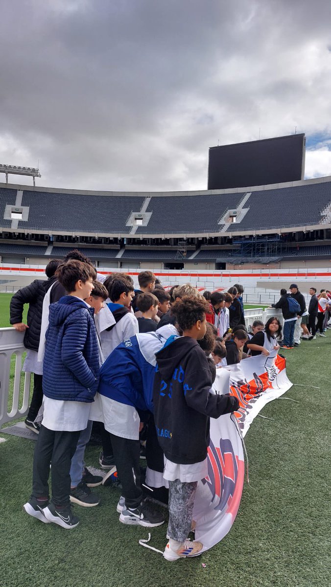 Hermosa semana con chicos de escuelas primarias en nuestro club en el marco del programa River hace escuela.
Gracias <a href="/stefanocdicarlo/">Stefano Di Carlo</a> por el apoyo de siempre y a <a href="/pablito_chapa/">pablo del prete</a> por la confianza en este equipo.
