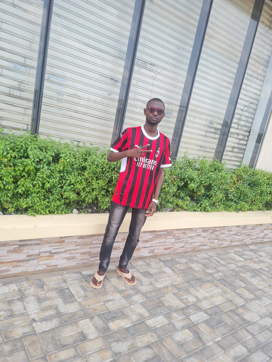 Abbarich12's tweet photo. Forza Milan ❤️🖤🇮🇹💯✅ Sempre @ForzaDonnaa @acmilan @_InsideMilan @MilanPosts @FariStanislaus @ZeldaMilanista @RealisticMilan @solo_milan24 @milandior3 @Milanissmo @RF__1992 https://t.co/FGIENq8bq7