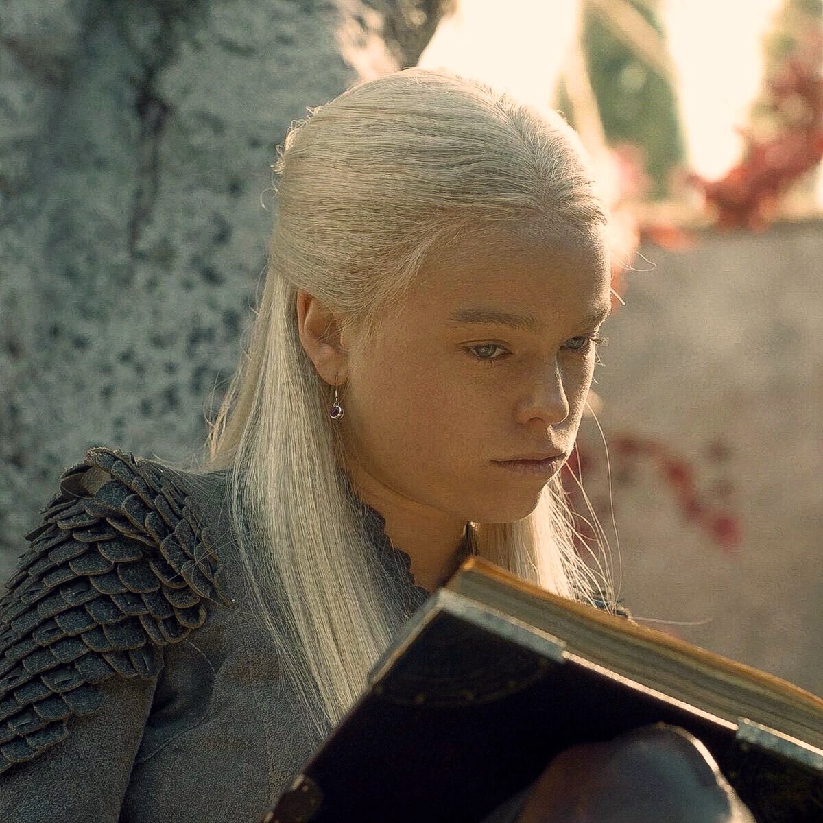 motherhaenyra's tweet photo. Portraying Rhaenyra as a himbo is another level of mischaracterization😭Rhaenyra mastered two languages by fourteen, enjoys reading about history in her spare time, and is able to quickly memorize information… She is canonically a nerd, but her intelligence is always downplayed. https://t.co/M9hkBbujK1