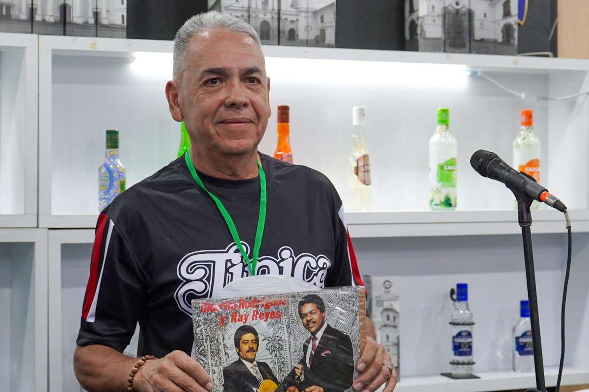 licoreracauca's tweet photo. 🎉 ¡Así se vivió el tercer encuentro de Melómanos y Coleccionistas! 🎶

La pasión por la música, los vinilos y los clásicos se tomó la tarde entre amigos, baile y pura sabrosura.

Y como siempre, Aguardiente Caucano, fue el alma de la fiesta. 🔥 https://t.co/GFUeIMG5iy