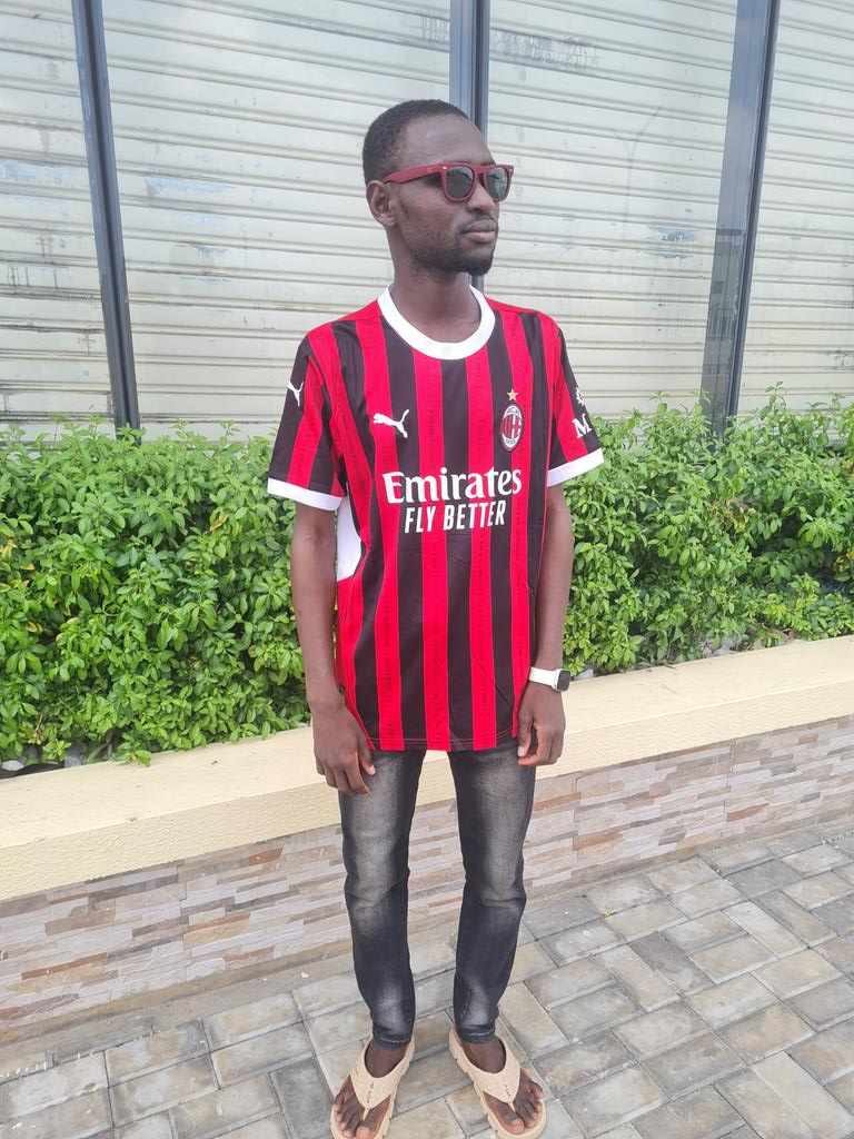 Abbarich12's tweet photo. Forza Milan ❤️🖤🇮🇹💯✅ Sempre @ForzaDonnaa @acmilan @_InsideMilan @MilanPosts @FariStanislaus @ZeldaMilanista @RealisticMilan @solo_milan24 @milandior3 @Milanissmo @RF__1992 https://t.co/FGIENq8bq7