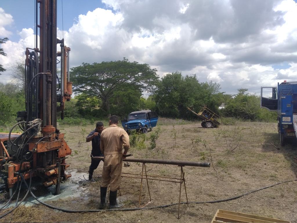 eiphhuebgpinv's tweet photo. Descripción y muestreo de la cala ubicada en Matamoros por la #UEBGP con el objetivo de obtener resultados para definir la ubicación de una fuente de abasto para el poblado de Edecio Perez la perforación rotaria se realiza por la brigada de #Geocuba.
#HolguínSí https://t.co/qrKZoq9i1V