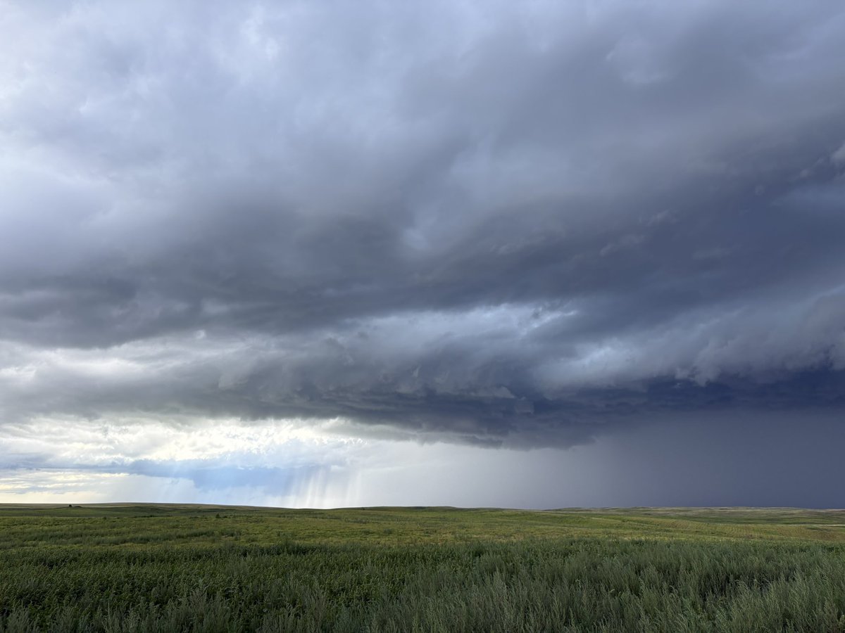 Storm south of Oungre, SK is really starting to pick up, clear slot is forming.
3:58pm #skstorm <a href="/teamdomcanada/">teamdomcanada</a>