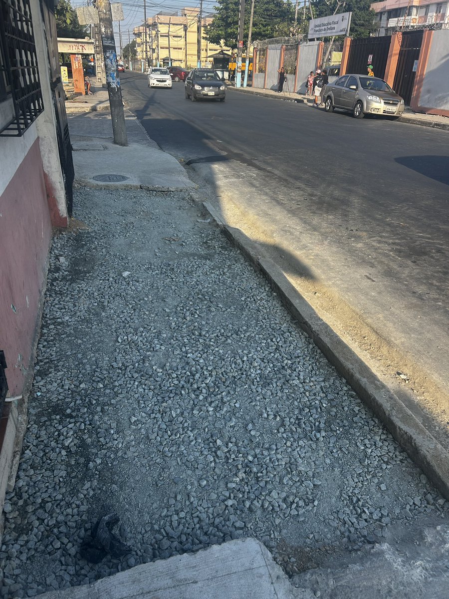 HugoArmijosEC's tweet photo. @interagua por favor no olviden de fundir la acera frente a las puertas principales del colegio Francisco de Orellana https://t.co/PYBU8NcGwb