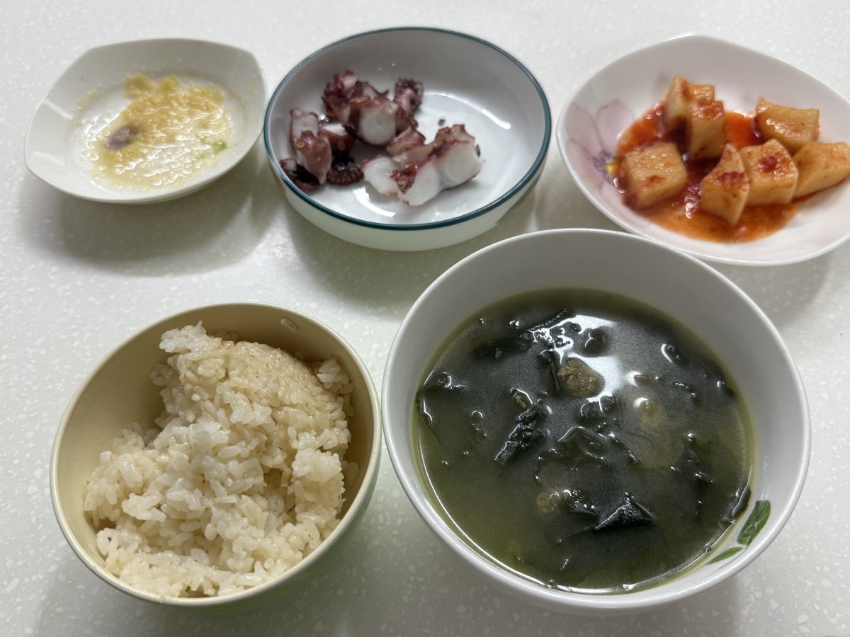 아침밥.
(아빠가 잡은 돌문어래요 )
