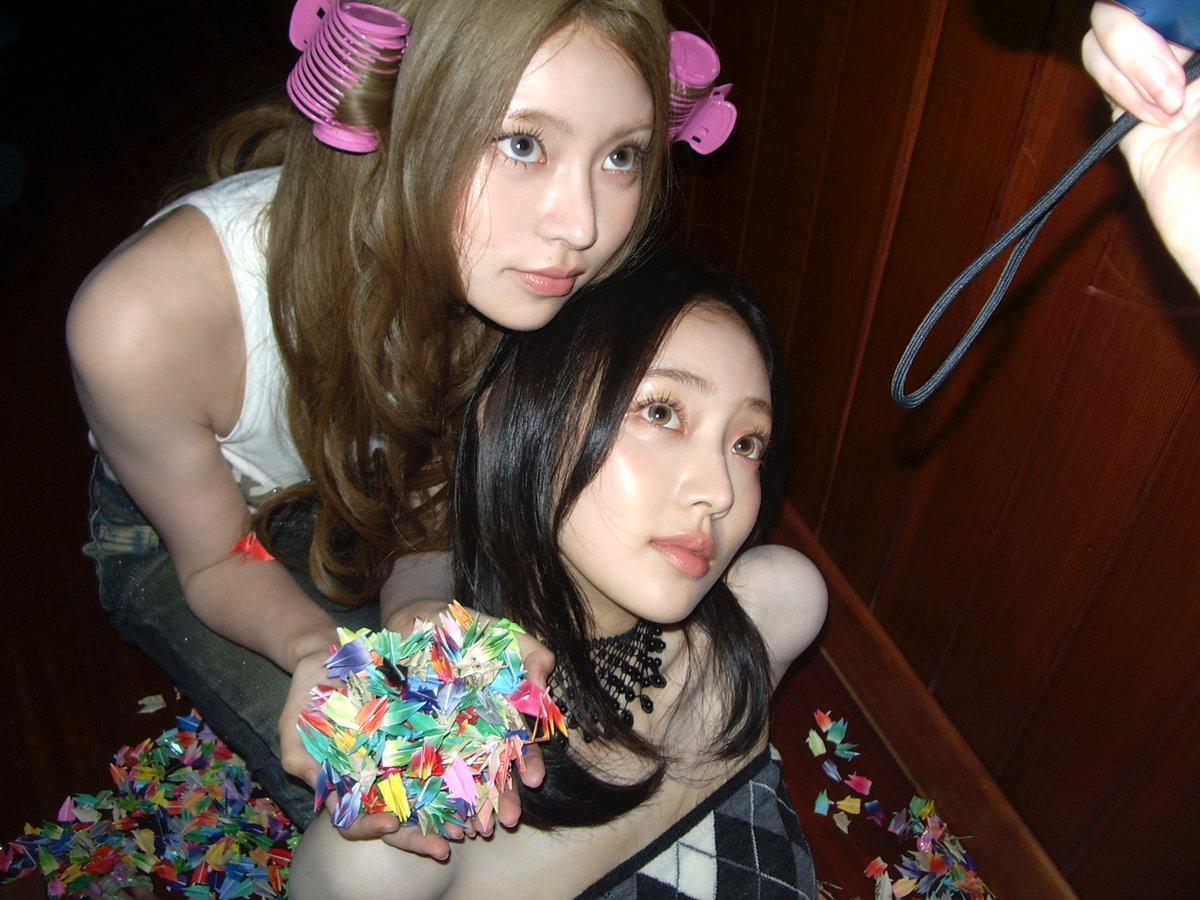 Hm? What's this? Teeny-tiny origamis and oh my, a whole bunch of them! Aren't they just the sweetest little treasures? We must tuck them safely into our camera roll for keepsies.