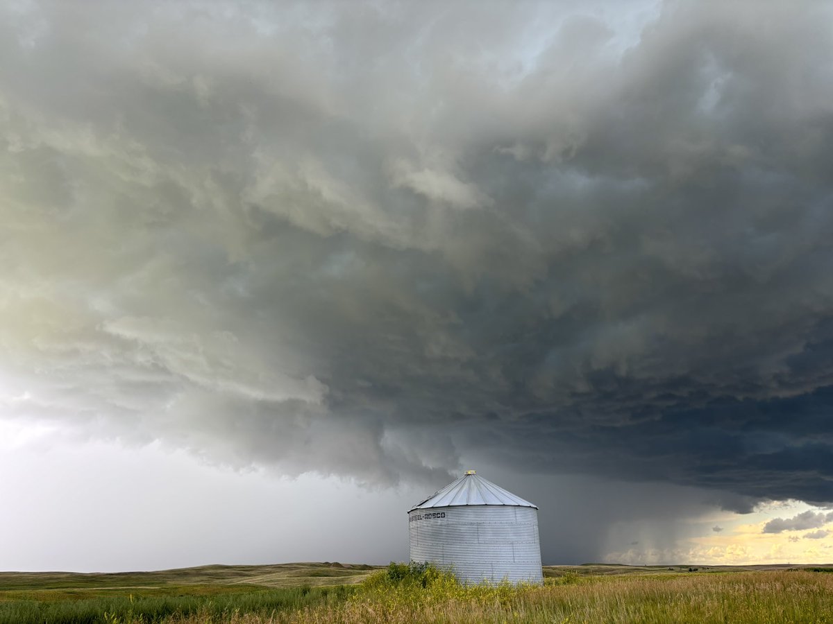 JayLesykWX's tweet image. Supercell south of Oungre at the border crossing! #skstorm #ndwx
