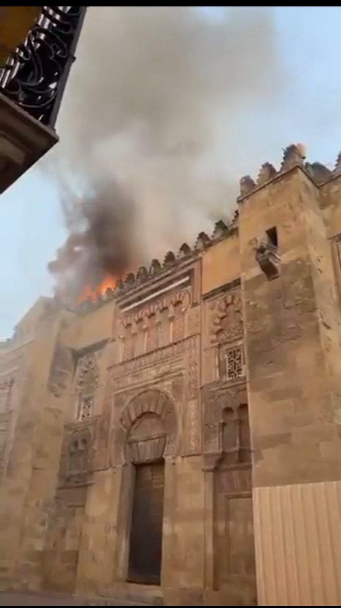 Hace tres meses estuve justo donde hoy se ha declarado el incendio en la mezquita de Córdoba.

Te desgarra que una belleza así esté bajo el fuego.

Ojalá los daños sean mínimos.