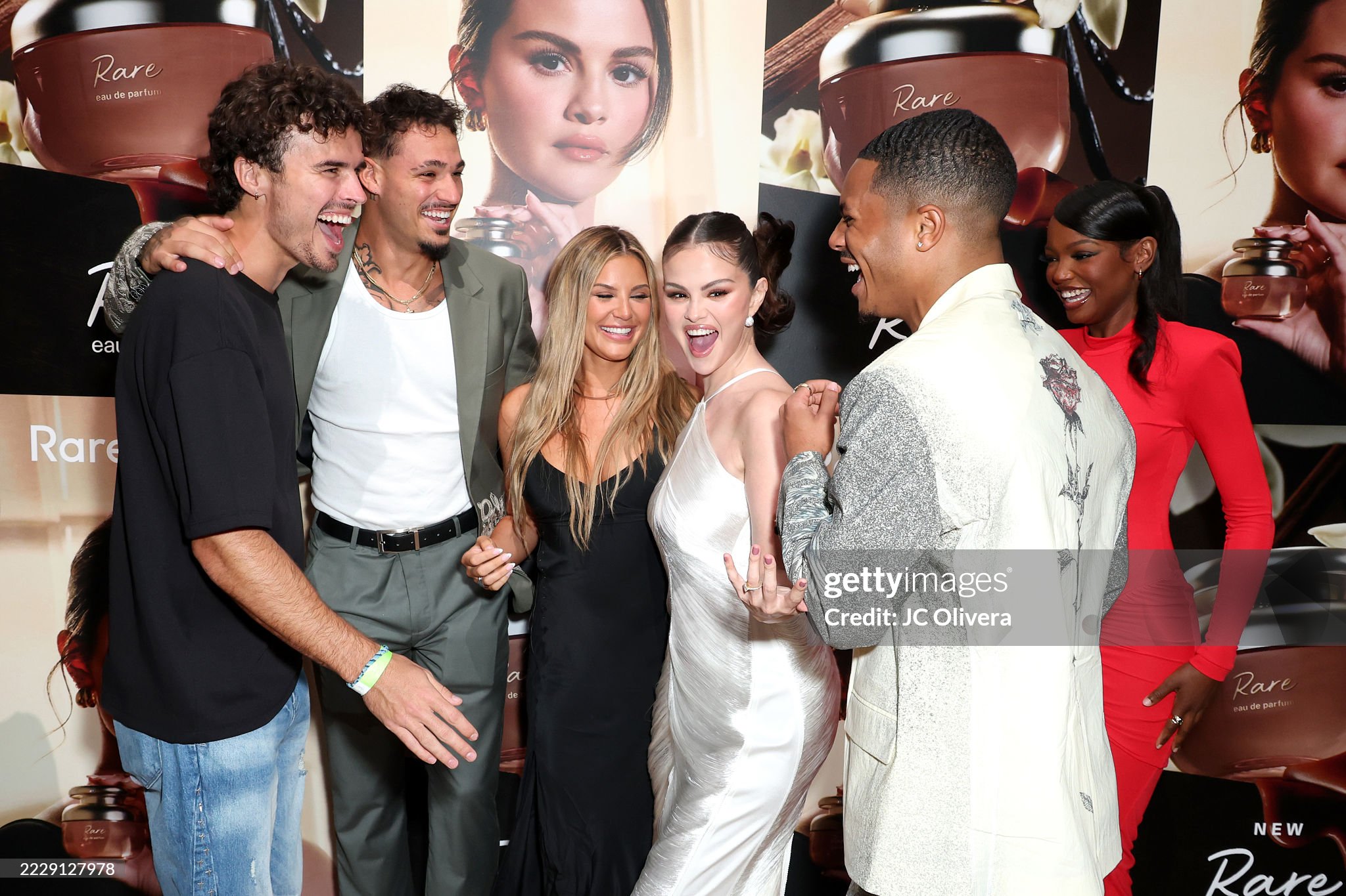 selenaecumedia5 on X: "Selena Gomez at Rare Beauty's perfume launch party  [August 7] Selena Gomez en la fiesta de presentación del perfume de Rare  Beauty [Agosto 7]. https://t.co/cXSCP7dOvA" / X