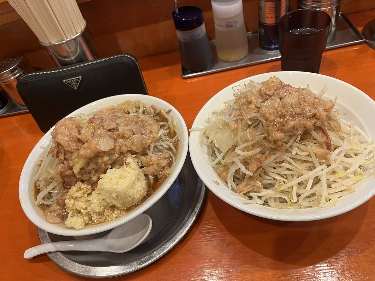 麺屋穴場300g 全マシマシ

初めて金曜行ったけど改装工事後ってのと世間は今日からお盆休みだからかすげー混んでたな💦
土曜なのに俺は仕事だ😵