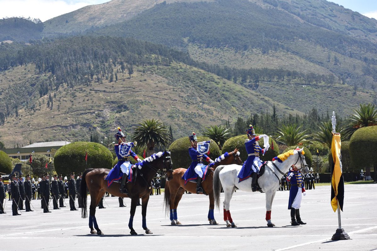🇪🇨 Como parte de la jornada conmemorativa por los 2️⃣1️⃣6️⃣ años del #PrimerGritoDeIndependencia, nuestro presidente @luiscabezasklaere participó en la #CeremoniaMilitar, que recuerda una fecha clave que marcó el inicio de nuestra libertad.

🎖️ En el evento se ascendió a oficiales
