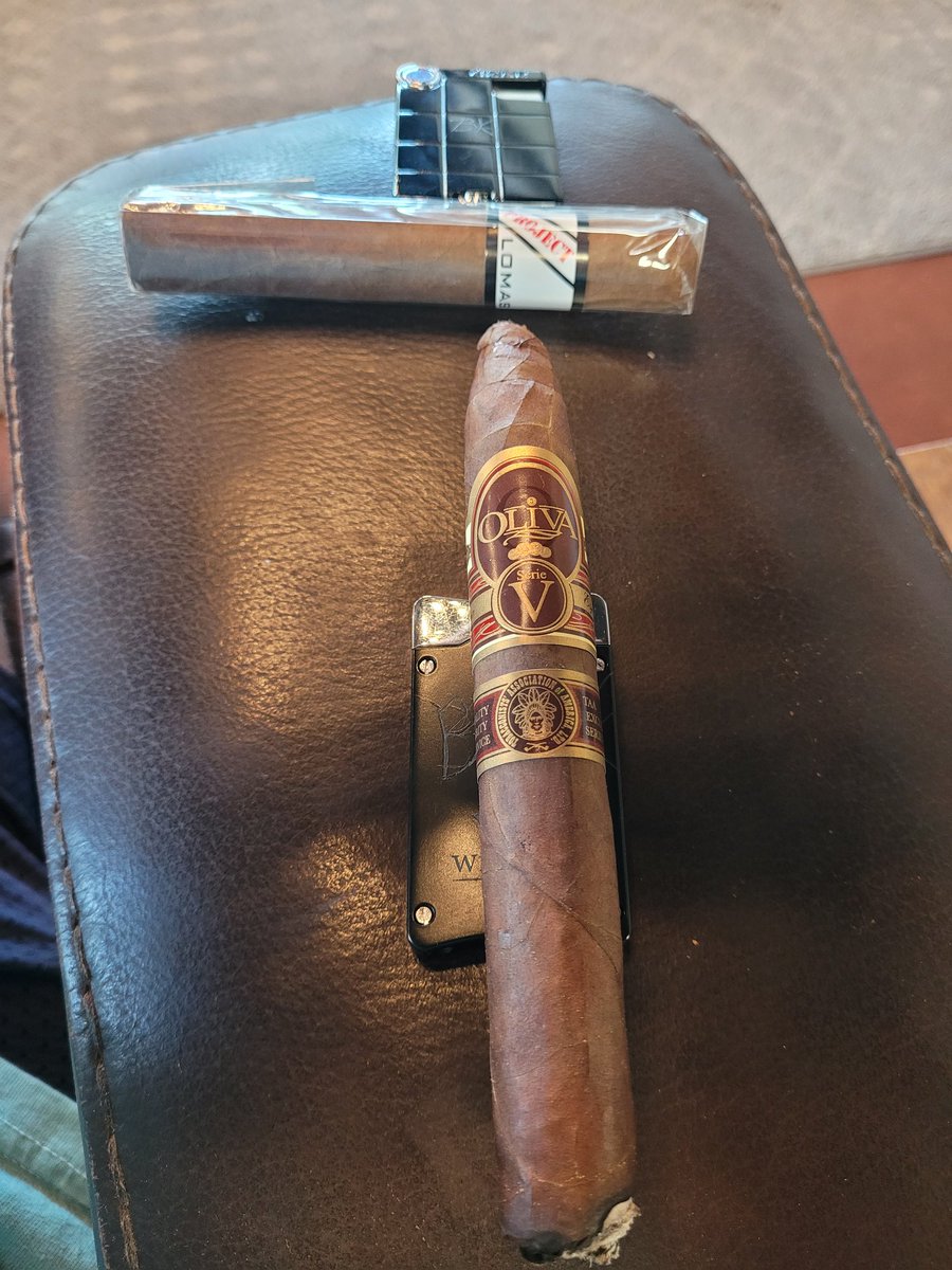 Lounging hard with an <a href="/OlivaCigar/">Oliva Cigar Company</a> Serie V TAA
👍💨