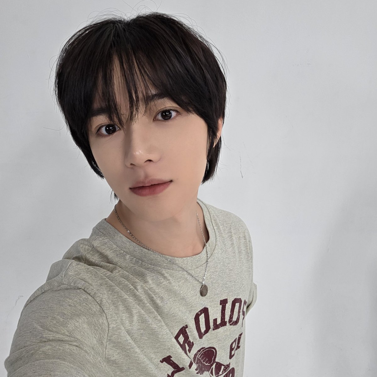 TRAD |070825| Beomgyu en Weverse DM 🤍

🐻 Bamgeut está aquí
🐻 Estoy aquí con selfies
🐻 ¡¡Trabajaron muy duro hoy también!!
🐻 Tuvimos una firma de autografos por videollamada hoy
🐻 Como era de esperarse, MOA es mi felicidad

#TOMORROW_X_TOGETHER #BEOMGYU #TXT <a href="/TXT_members/">TOMORROW X TOGETHER</a>