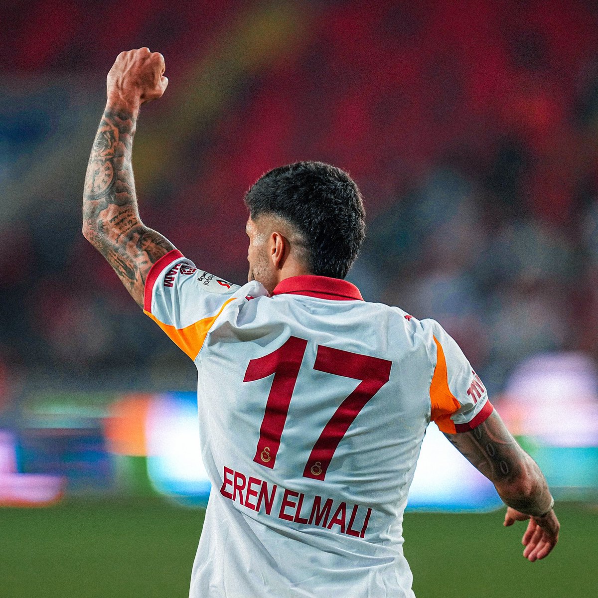 Bu şanlı forma ile ilk golümü attığım için çok mutlu ve gururluyum. Hep birlikte nice galibiyetlere, nice şampiyonluklara… 💛❤️