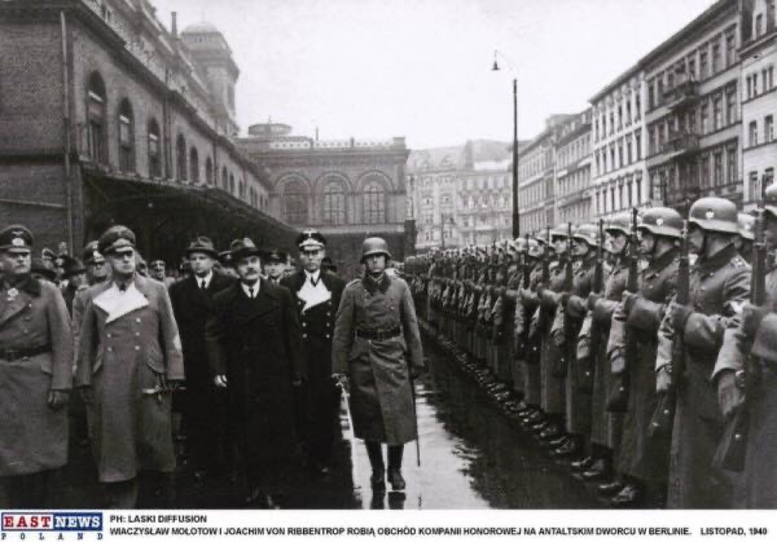 Уже оккупированы Литва, Латвия, Эстония, разделена Польша. 
Ноябрь, 1940. Германия. Берлин. 
Молотов и Риббентроп обходят строй почетного караула. 
Союзники. 
Братья по оружию, идеологии и ненависти.