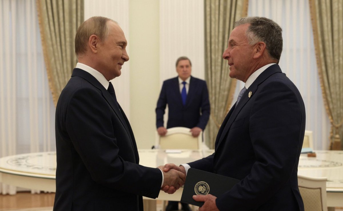 Путин сообщил Уиткоффу, что остановит войну в обмен на Восток Украины

Владимир Путин на этой неделе сообщил администрации Дональда Трампа о готовности остановить войну в случае передачи под контроль России всей Донецкой области. Предложение было передано через Стивена Уиткоффа и