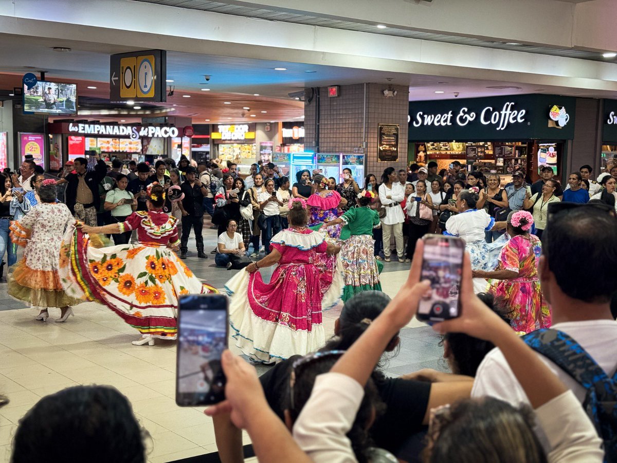 En #LaEntradaALaCiudadDeTodos honramos la riqueza cultural de nuestros pueblos originarios con “Memorias Vivas: Homenaje a los Pueblos Indígenas del Ecuador” 🇪🇨

 Una jornada llena de color, tradición y orgullo con bailes que contaron nuestras raíces. 🚌🤝✨