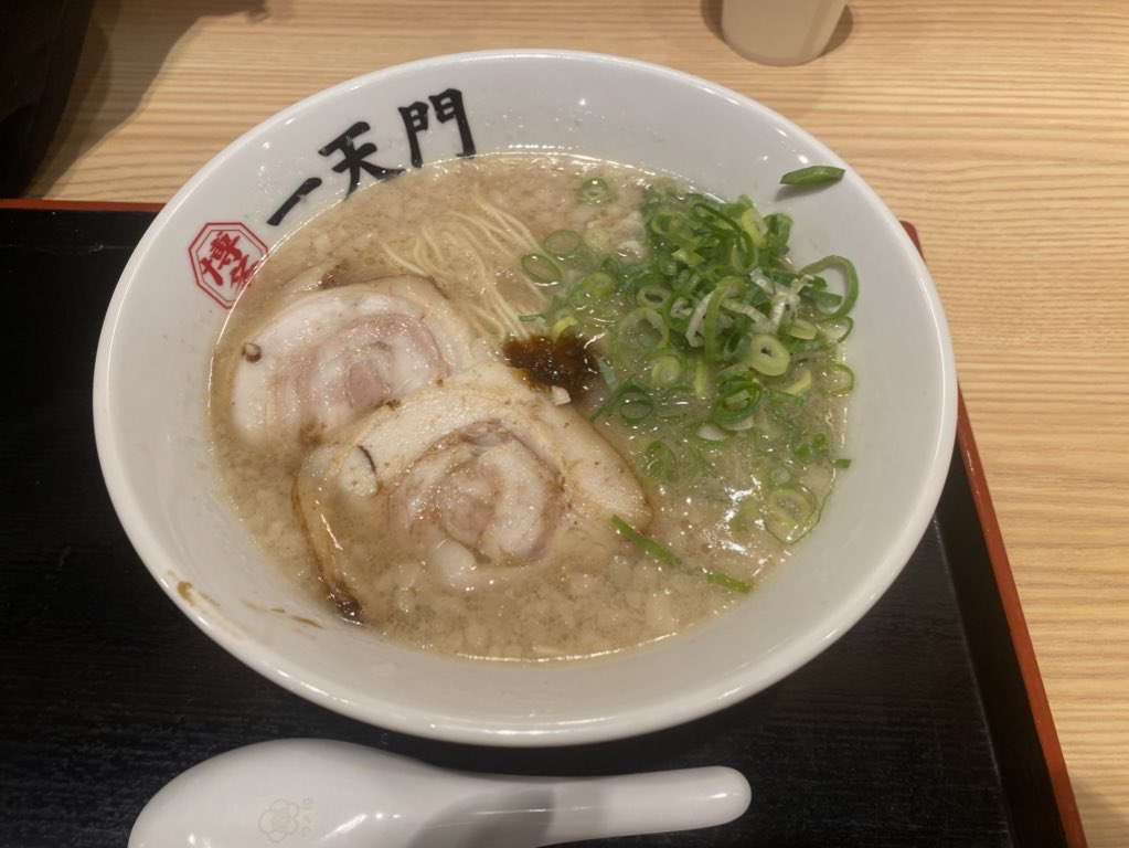 友達と福岡行く、会ってまず旅のしおり渡されて行く前成田で博多とんこつラーメン食ってる。