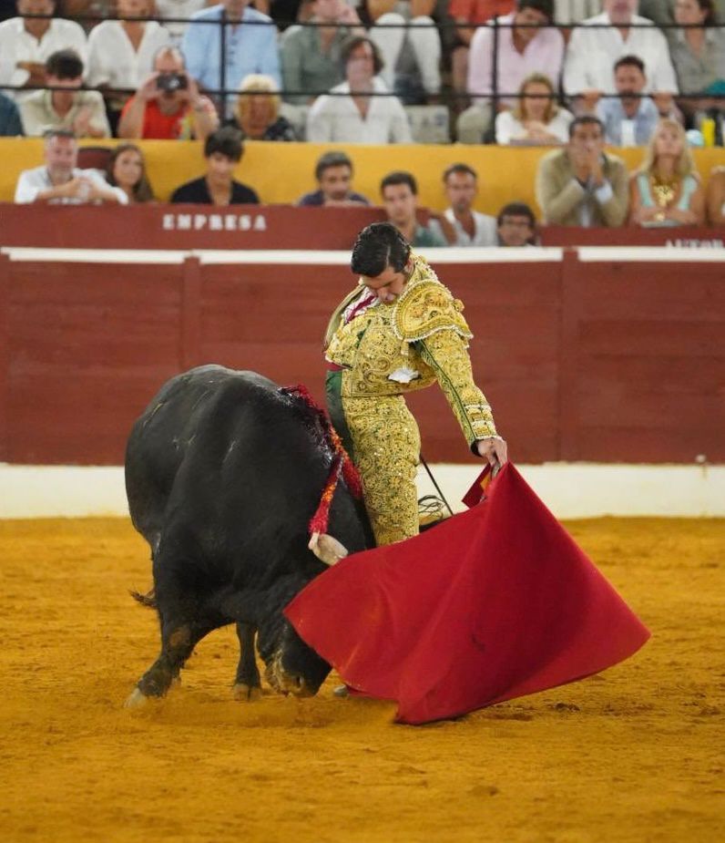 JartiMorantista's tweet image. No se señores no es imposible pasarse a los toros así de cerca todas las tardes, ahí tenéis a Morante una tarde más toreando como nadie y pasándoselo como nadie de cerca. 

¡VIVA MORANTE DE LA PUEBLA, EL REY DEL TOREO!