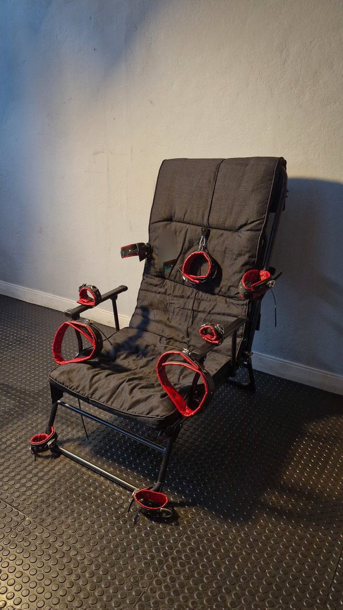 fzenstudio's tweet image. Esta estação de bondage é simples mas efetiva: as 9 algemas de couro transformam uma simples cadeira reclinável em um instrumento de mobilização confortável e efetivo, por minutos ou horas dependendo da resistência. Quer experimentar? WhatsApp (11)978167123 para mais detalhes.