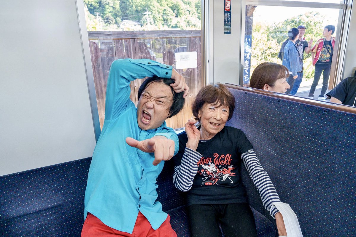 JettFes's tweet photo. 【訃報】
ギターウルフセイジの母親、#ジェットママ こと #阿武百合子 が8月7日未明に亡くなりました。享年87歳でした。パワフルに生きた人生でした。ジェットフェスで関わってくださった皆さんありがとうございました。
※ジェットママのしじみ汁のお店は味を引き継ぎそのまま出店させていただきます https://t.co/UyrMlSbznd