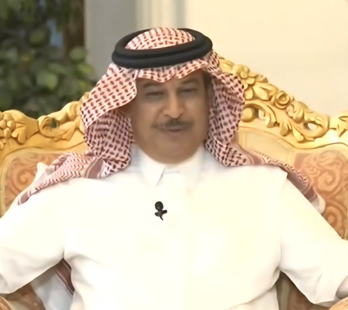 AbdulahMansour8's tweet photo. تجرح وتنساني ولااقدر أسألك
من يسأل الجراح عن جور الجروح
واذا سألتك قلت لي وش مزعلك
واذا سكت القهر في قلبي ينوح
ترمي الكلام تظن قلبي يجهلك
اصعب كلام اللي جروحه ما تروح
دايم افكر كيف اقدر اوصلك
وانت تفكر كيف تهديني الجروح
#الشاعر_محمد_القرني https://t.co/dPgfB4N9U3