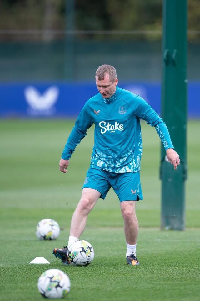 10 perfect touches. All with his right foot, while using his left to stabilise himself.

You don’t understand how perfectionist this is unless you’ve played to a certain level. It’s truly next level.