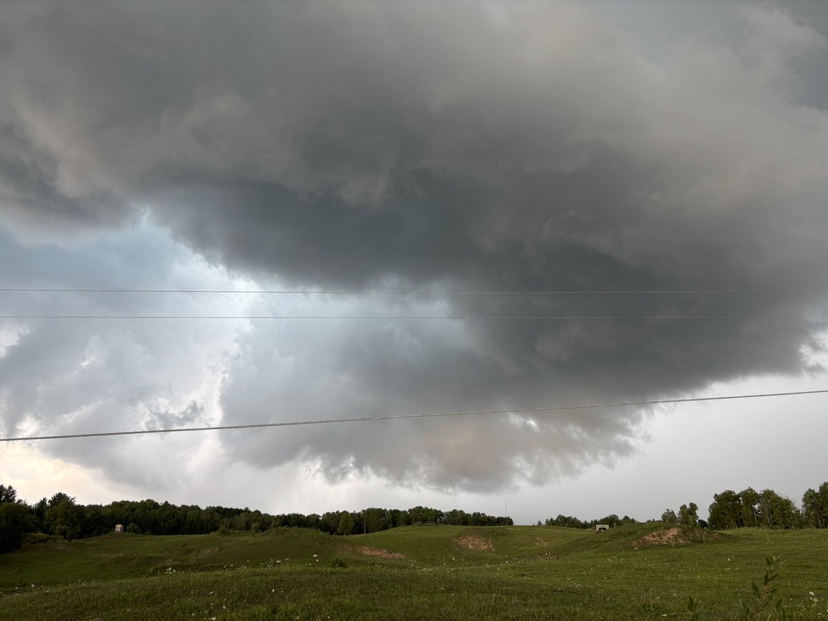 WMstormchaserDB's tweet image. Low wall cloud with this supercell by Rose City, MI as of 6:45PM EDT

@MiStormChasers @NWSGaylord 

#miwx