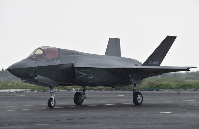 وصلت مقاتلات شبح من طراز F-35B تم شراؤها لصالح قوات الدفاع الذاتي #اليابانية، إلى قاعدة جوية في #اليابان يوم الخميس، وذلك في أول عملية نشر لهذه الطائرات من قبل قوات الدفاع الذاتي. ويأتي وصول هذه الطائرات وسط انتقادات من السكان المحليين الذين أعربوا عن قلقهم إزاء ضجيج الطائرة