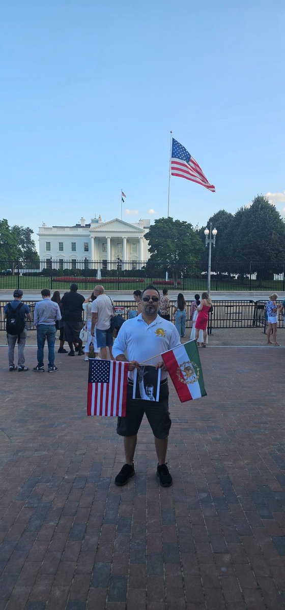 به یاد فریدون فرخزاد در مقابل کاخ‌سفید
#پاينده_ایران 
#جاوید_شاه